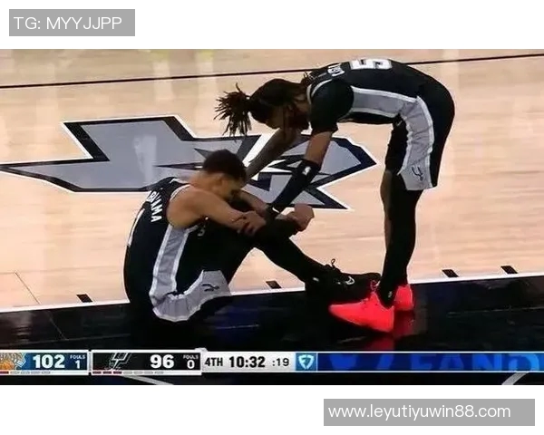 文班遭遇膝盖撞击倒地迅速回更衣室检查现已重返赛场状态良好